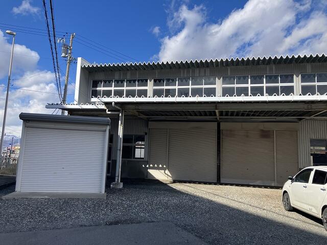 現地（外観）／画面左側階段室入口と車庫は貸主が使用