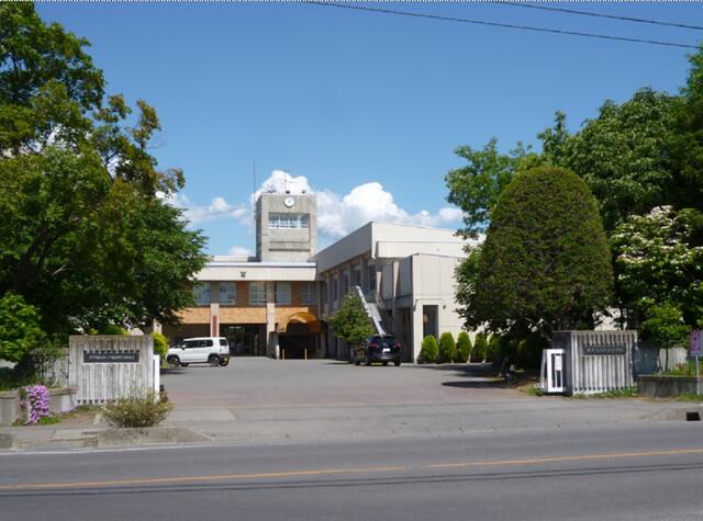 佐久市立野沢小学校 (518m)