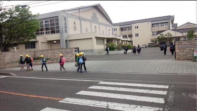 佐久市立野沢中学校 (827m)