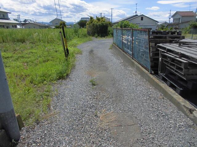 進入路。車輌通行可能です。