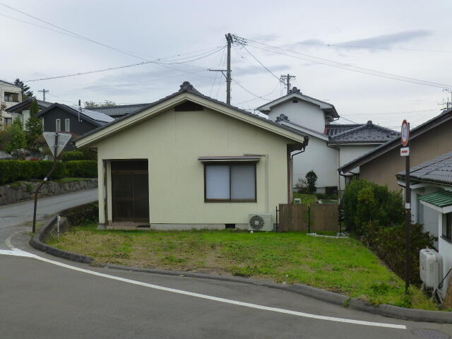 現地（駐車場）／駐車は２台＋軽自動車位でしょうか・・