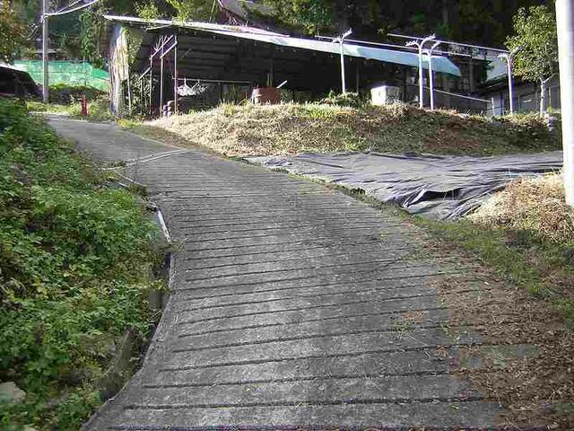 前面道路　坂道 (5m)
