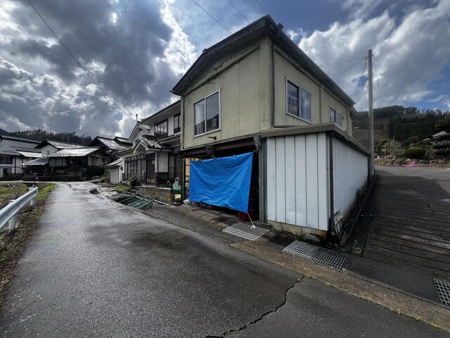 建物北より、別棟の車庫