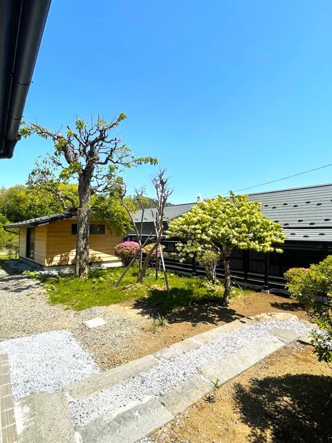 庭／庭と外物置小屋