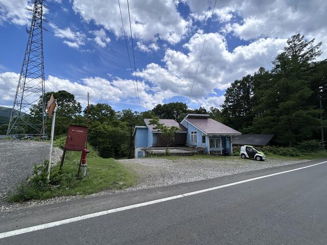現地（外観）／接道部分写真（ブルーの建物はペンション）