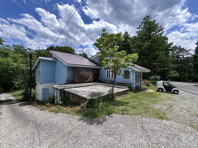 現地（外観）／接道部分写真（ブルーの建物はペンション）