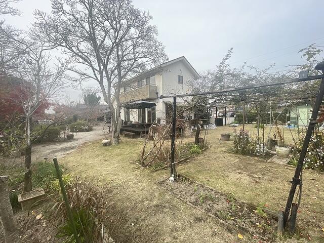 庭／春には桜、秋には紅葉など、四季折々の風景を楽しむことができま