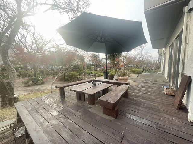 庭／大人数でＢＢＱができる広々としたウッドデッキのテラス