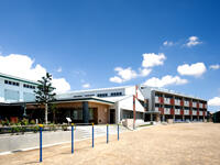 神戸町立神戸小学校 (488m)
