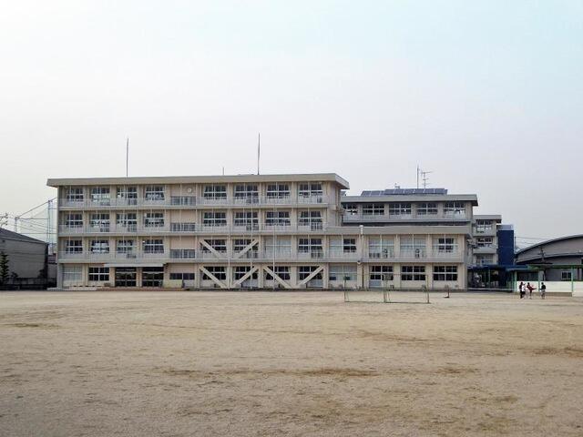 神戸町立神戸中学校 (1,388m)