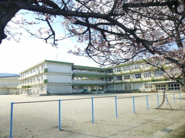 神戸町立北小学校 (920m)