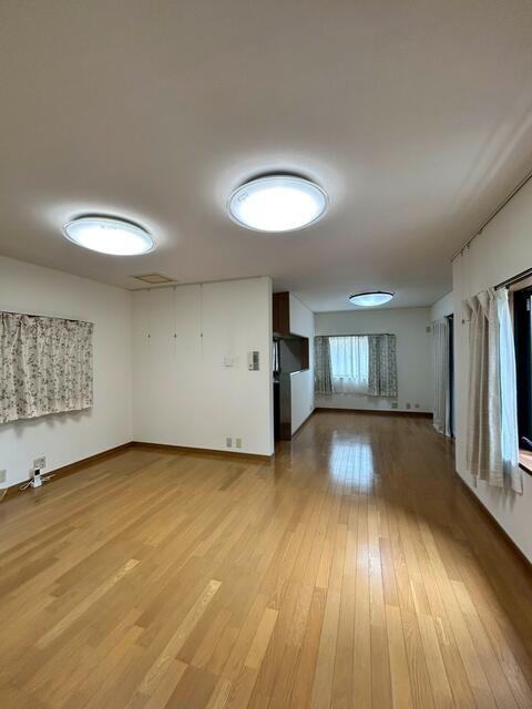 リビング／出窓が２ヵ所付いた約１０帖あるリビングルームです