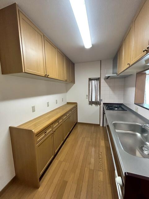 キッチン／便利なキッチンカップボード付き