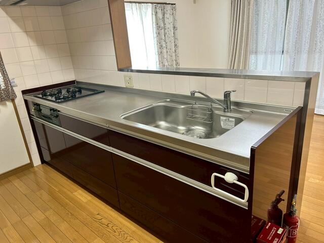 キッチン／グリル付き３口ガスコンロが付いた台所です