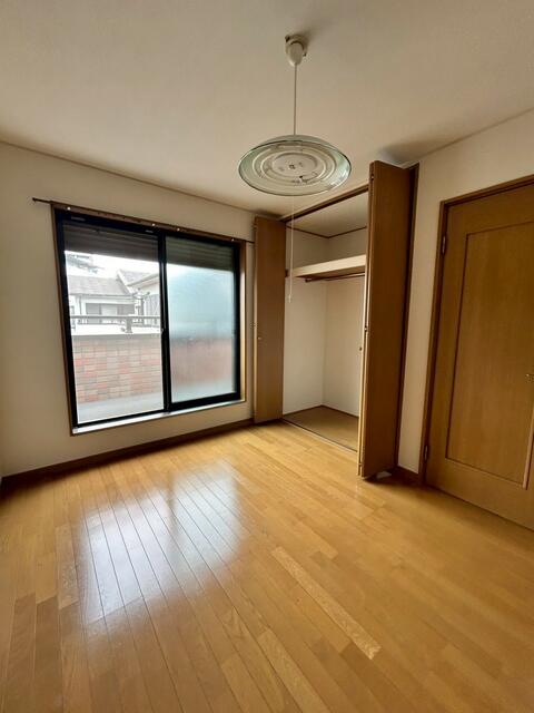 リビング以外の居室／クローゼットが付いた洋室です