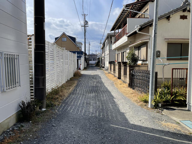 前面道路の様子。住民以外の通行なく安心です。／撮影日2025-02-01