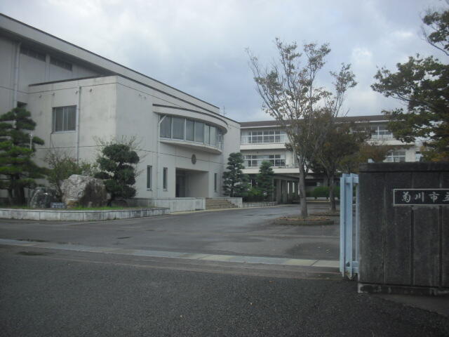 菊川市立菊川西中学校 (1,570m)