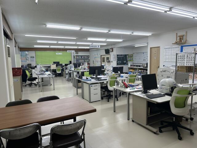 すでに島ごと机、椅子があり、そのまま事務所としての利用もいい／撮影日2024-10-27
