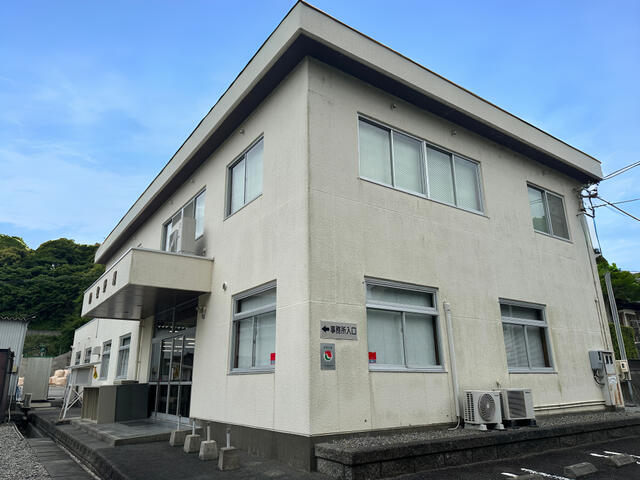 現地（外観）／お客様用の駐車場が事務所の東側になります。４台分あります。／撮影日2024-10-27
