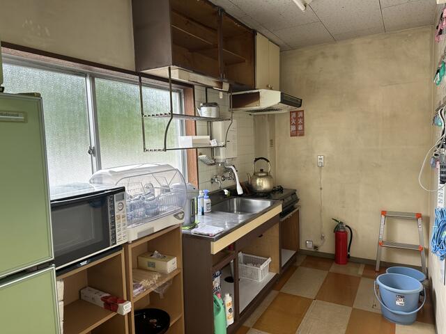 キッチンにはガス給湯器がついています。／撮影日2024-10-27