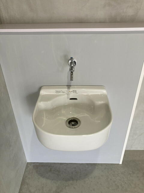 その他設備／１階ガレージ内のスロップシンク　ガレージ内には、換気扇も付い