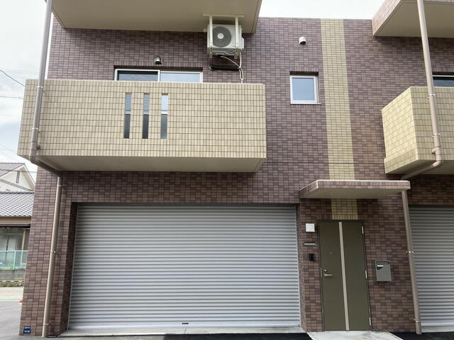 現地（外観）／１階のシャッターは、電動です。