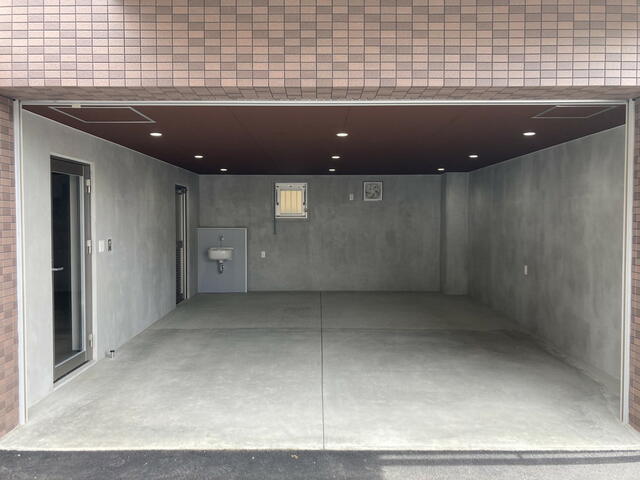 １階車庫入り口は、電動シャッター付です。車種にもよりますが、