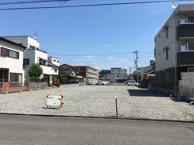 現地土地／間口約１８．５ｍの開放的な土地です。