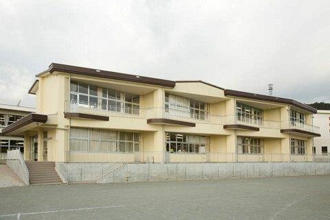 御殿場市立神山小学校 (1,380m)