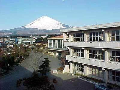 御殿場市立南中学校 (1,380m)