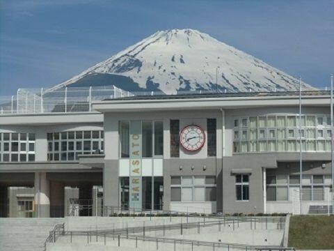 御殿場市立原里小学校 (4,640m)