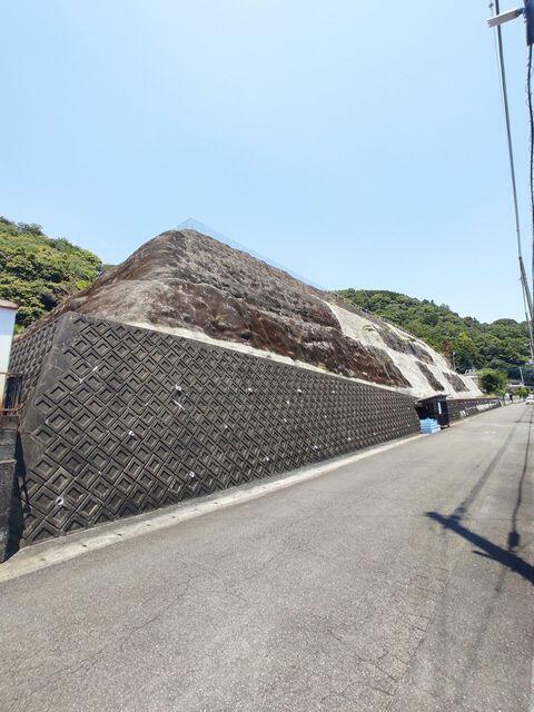 現地土地／南東側道路　下から敷地は見えません