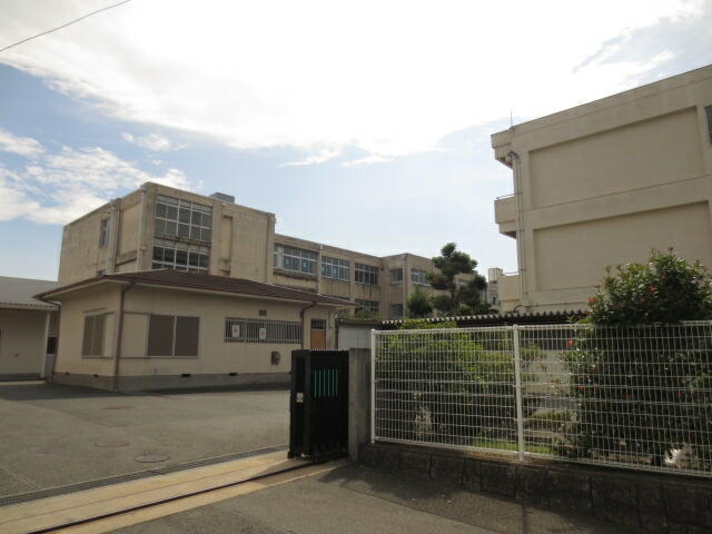 湖西市立鷲津中学校 (633m)