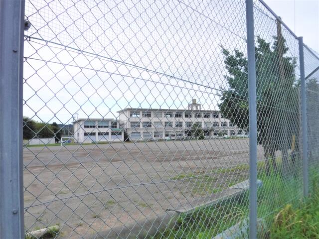 菊川市立小笠東小学校 (252m)
