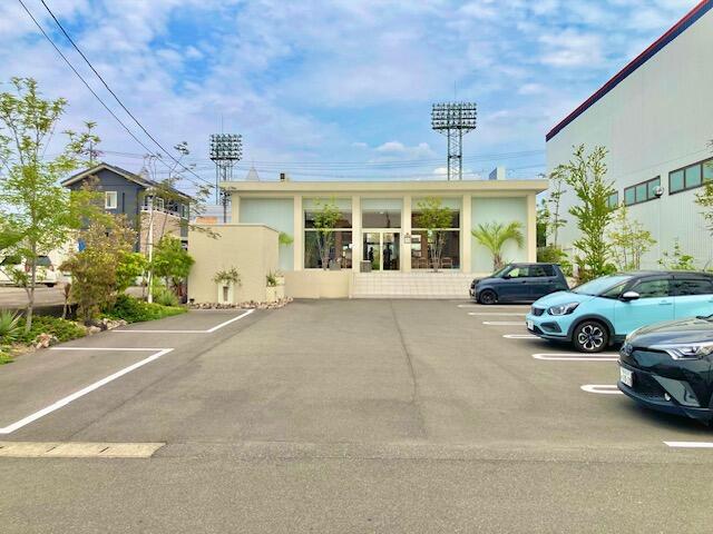 敷地内には広々と使える駐車場を完備！