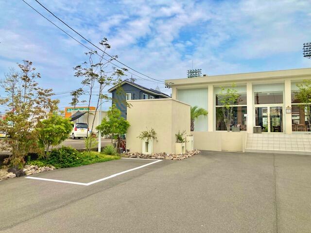 駐車場奥には便利な倉庫もございます