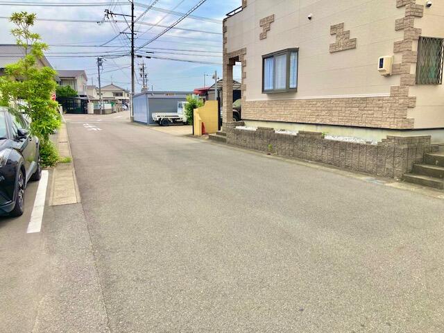 駐車場側の道路も十分な広さでアクセス良好！