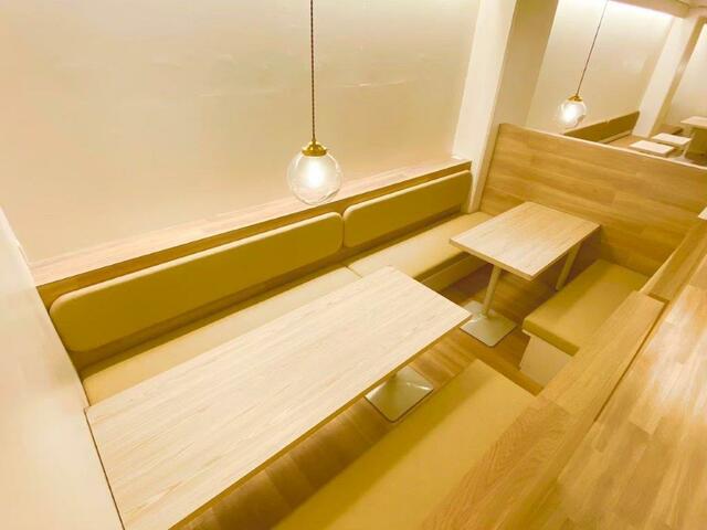 １階部分　デスクの種類が豊富のため場面に応じた使い分けが可能