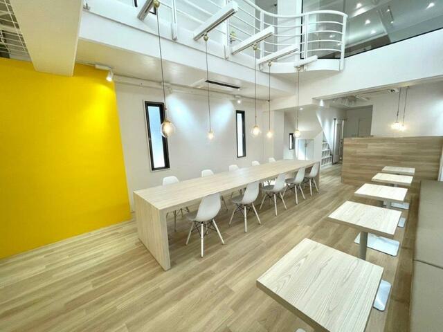 １階部分　各デスクにコンセント配置しているためデスクワークに