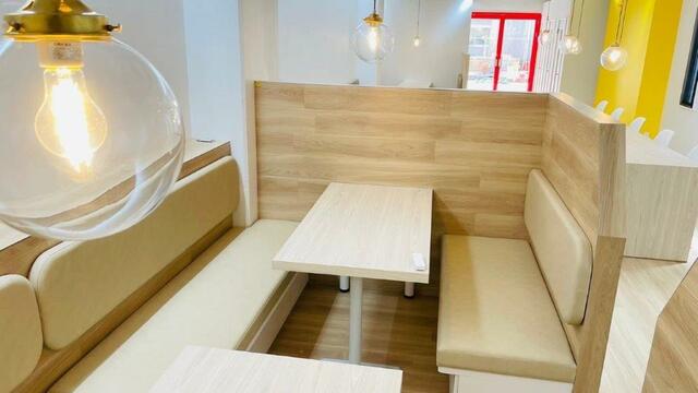 １階部分　デスクの種類が豊富のため場面に応じた使い分けが可能