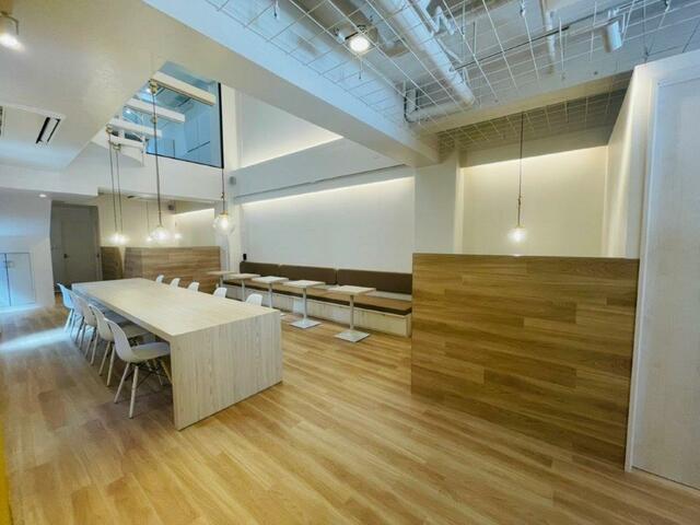 １階部分　デスクワークや２階キッチンと併せてカフェスペースと