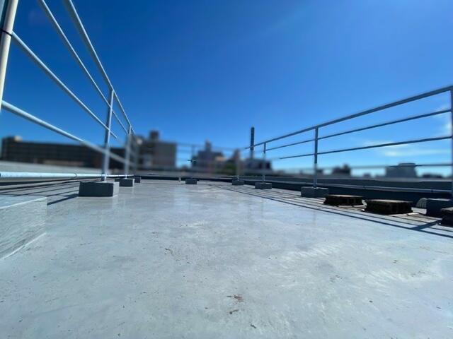 屋上スペース　温水の出る水栓、流し台完備していますのでＢＢＱ