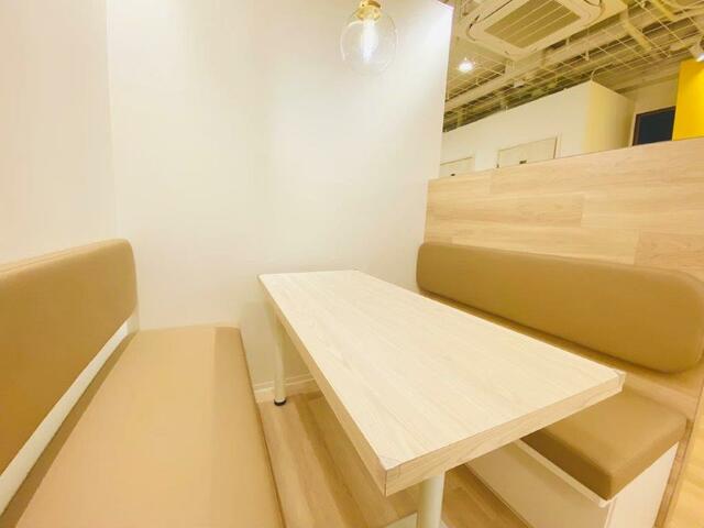 １階部分　デスクの種類が豊富のため場面に応じた使い分けが可能