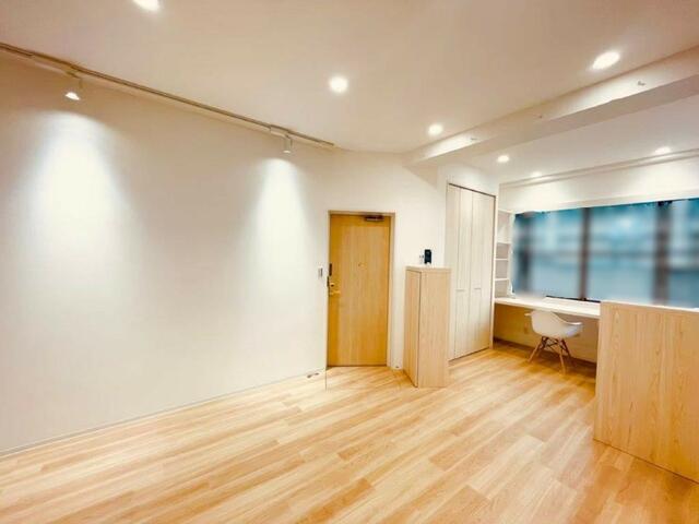 ２階部分　屋外に繋がる玄関あり、個別利用も可能な事務所スペー