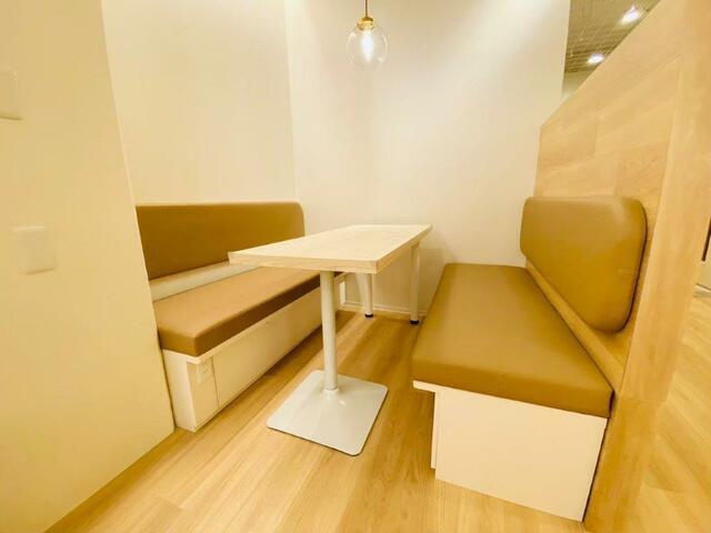 １階部分　デスクの種類が豊富のため場面に応じた使い分けが可能