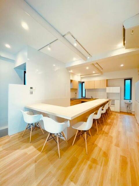 ２階部分　業務用キッチンとカウンターを設置しており、バーとし