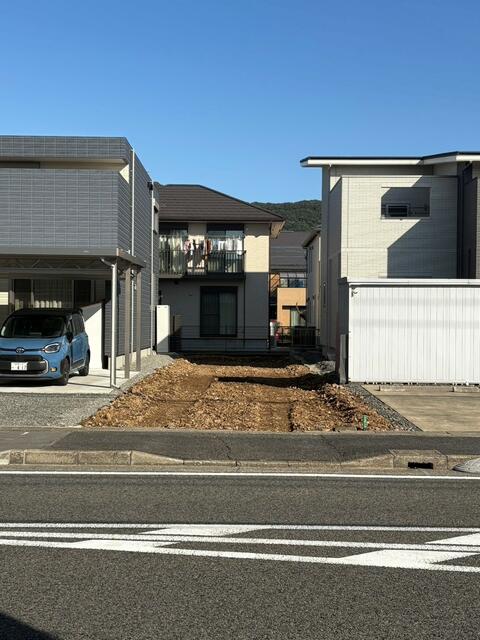 現地土地／広い前面道路と整備された街並みが魅力です