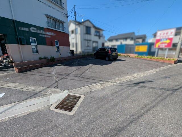 現地（駐車場）／６台分（車種による）