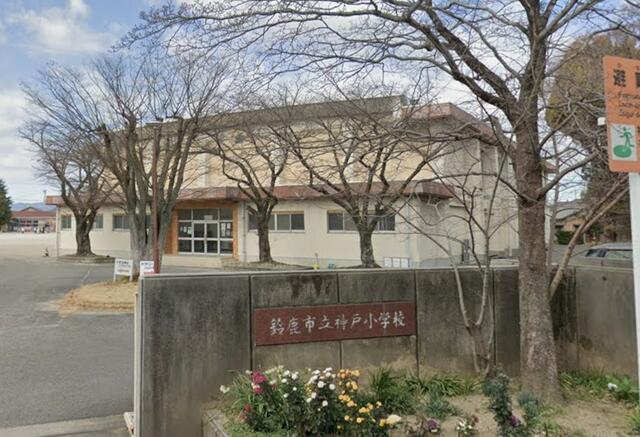 鈴鹿市立神戸小学校 (713m)
