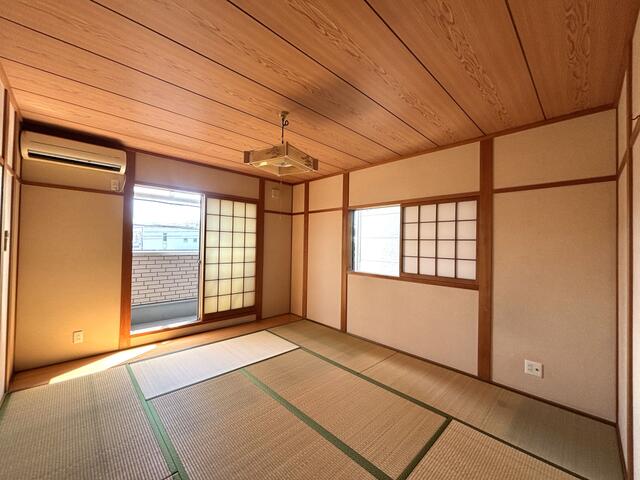 リビング以外の居室／２階和室９帖。広々した明るい寝室です。押入れと納戸も設置され／撮影日2026-05-10